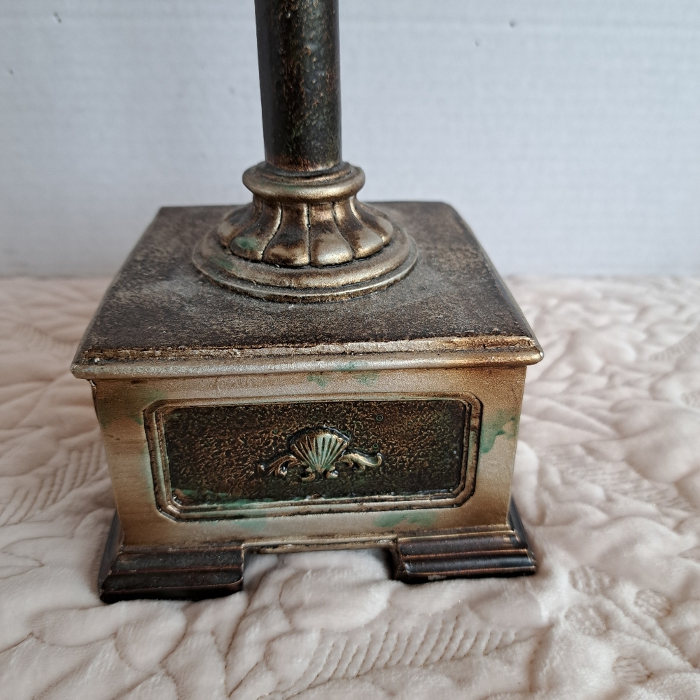 Vintage or antique-style decorative  shell dish on a pedestal Possibly Resin - Picture 2 of 9